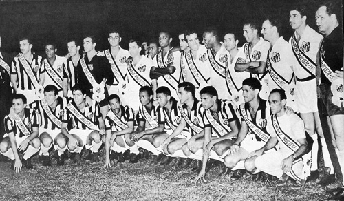 Elenco do Santos tricampeão paulista, em 1962. Naquela época, o excesso de partidas obrigava a diretoria santista a formar um segundo time, que se revezava na disputa de torneios e amistosos e aparece na foto com a camisa listrada. Em pé: Formiga, Dorval, Olavo, Silas, Maneco, Pagão, Coutinho, Lima, Zito, Dalmo, Pelé, Tite, Zé Carlos Silvério, Pepe, Mauro e Laércio. Agachados: Oswaldinho, Ismael, João Carlos, Figueiró, Luís Cláudio, Bé, Cacalo, Nenê, Décio Brito e o massagista Macedo.