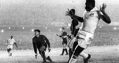 Coutinho no jogo contra o Boca Juniors, no Maracanã, no dia 3 de setembro de 1963. Veja Dorval, o hábil ponta-direita do Peixe, à esquerda, o goleiro Errea, do time argentino, olha desconsalado para a sua 