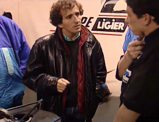 O piloto francês conversa com um mecânico antes de testar a JS37 em Paul Ricard. Foto: Reprodução