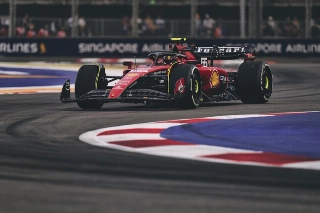 Pole, o espanhol fez uma corrida perfeita na noite de Marina Bay. Foto: Scuderia Ferrari