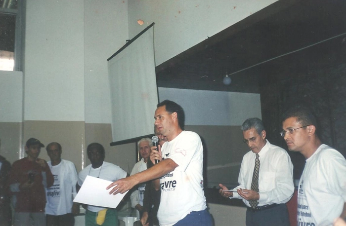 Em 2000, participando de um curso para técnicos de futebol. Evair fala ao microfone. Atrás, de gravata, José Teixeira. Foto enviada por Juraci Miguel do Nascimento