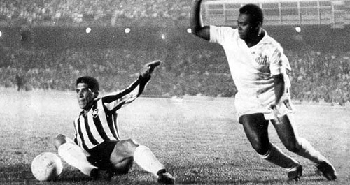 Coutinho na disputa como lateral-direito Joel, nos grandes jogos entre Botafogo e Santos no início dos anos 60. <i>Crédito foto: Arquivo CBF News</i>