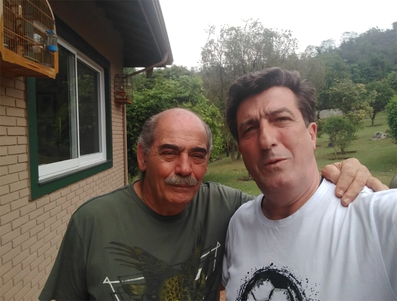 Rivellino e Carlos Alberto Spina (ex-Matsubara) em outubro de 2023, em Vinhedo-SP, na casa de Rivellino. Foto: arquivo pessoal de Carlos Alberto Spina