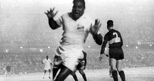 Coutinho comemora um dos dois gols que marcou pelo Santos na vitória de 3 a 2 sobre o Boca Juniors, no primeiro jogo da decisão da Libertadores da América de 1963, no Maracanã .Do lado esquerdo da foto, em segundo plano está o ponta-direita Dorval. <i>Crédito foto: Arquivo CBF News</i>