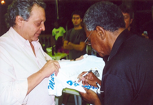Coutinho autografa o Manto Sagrado da Vila para o Dr. Paulo Camargo, médico cardiologista do INCOR.