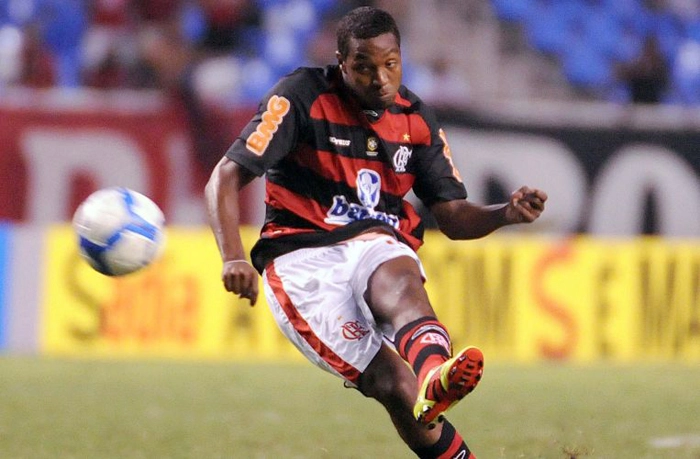 Renato Abreu em cobrança de falta, no ano de 2010. Foto: UOL