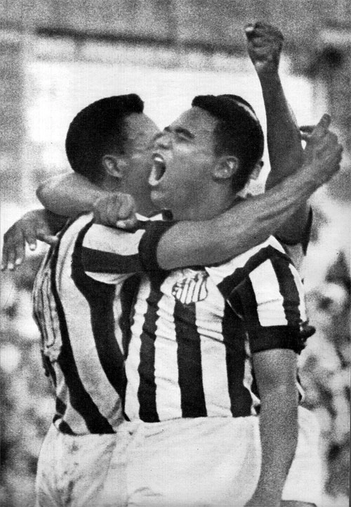 Uma dupla perfeita, Pelé e Coutinho, repete o gesto de comemorar mais um gol no Santos. Foto enviada pelo internauta Walter Roberto Peres