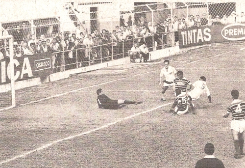 Lance de jogo entre Santos e Prudentina na Vila Belmiro em 1965. Disputando a bola estão Toninho Guerreiro e Coutinho