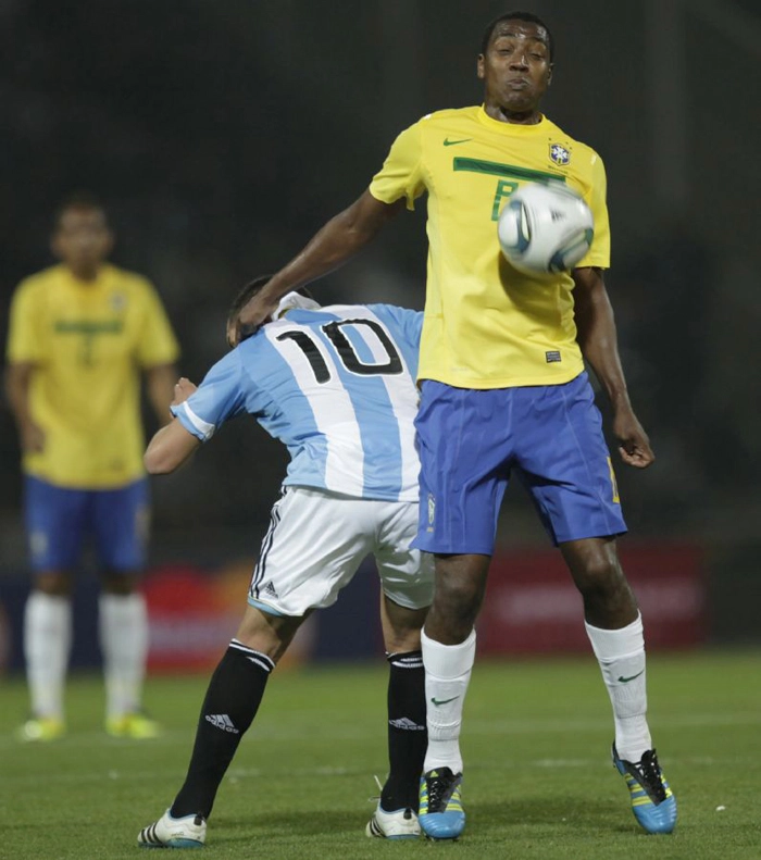 O argentino Montillo disputa bola com o brasileiro Renato Abreu. Foto: Placar