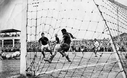 Juventus x Santos na Rua Javari. O goleiro é Mão de Onça. À frente dele estão Homero e Clóvis Nori. O 