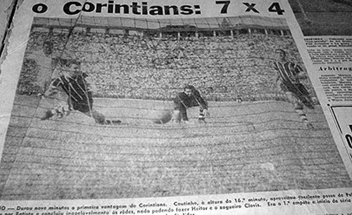 Gol de Coutinho, após passe de Pelé, em 1964. Nesse dia o Peixe fez 7 a 4 no Corinthians. Na foto, vemos o zagueiro Clóvis, o goleiro Heitor e o saudoso zagueiro gaúcho Ari Ercílio.