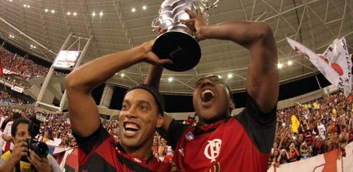 No dia 1 de maio de 2011 eles comemoraram o título estadual pelo Flamengo. Foto: UOL