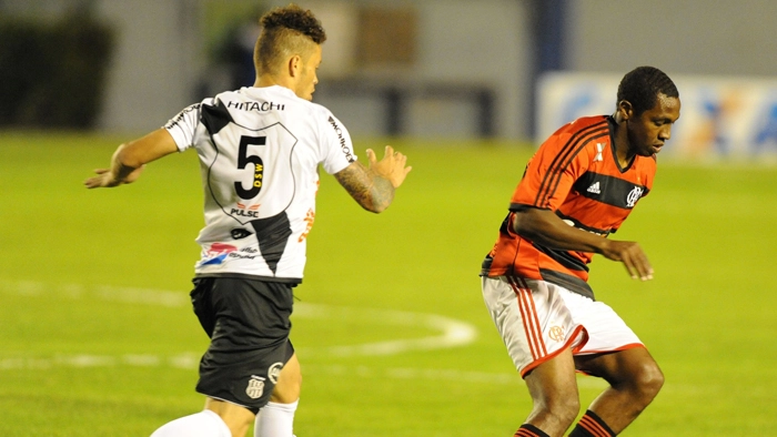 Meia Renato Abreu do Flamengo domina a bola de costas e recebe a marcação de Baraka, volante da Ponte Preta. Foto: UOL
