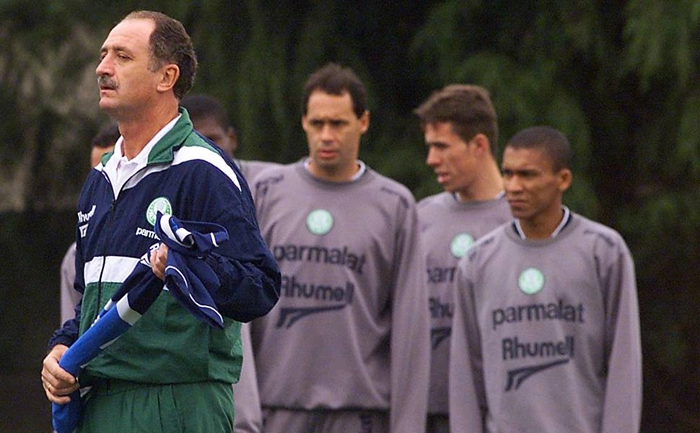 Scolari comanda treino do Palmeiras, em 1999, observado por Cléber, Evair, Taddei e Jackson (da esquerda para a direita). Crédito FSP - Fabiano Accorsi-07.jun.1999/Folhapress
