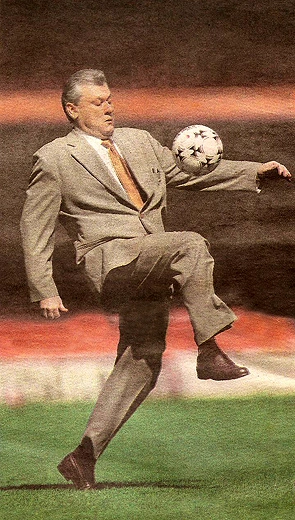 O `uniforme´e as `chuteiras´não ajudaram... Mesmo assim, Milton fez umas embaixadinhas no gramado do Morumbi, em 1999