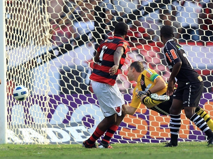 Da esquerda para a direita, Renato Abreu livre chuta para fazer seu gol, o goleiro Fernando Prass salta para tentar defender e o volante Jumar. Foto: UOL