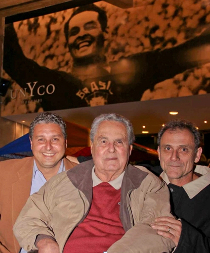 Aniversário de 80 anos de Gylmar dos Santos Neves. Da esquerda para a direita: Marcelo Neves, Gylmar e o fã Edson Liberti. Foto enviada por Edson Liberti