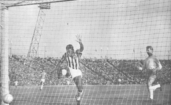 O Santos enfrentou a Seleção da Polônia em 1960, na cidade de Katowice. Coutinho aparece marcando um dos gols. Foto enviada por Walter Roberto Peres e publicada na Revista Grandes Clubes Brasileiros