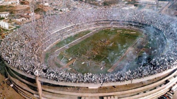 Vista aérea do Estádio do Morumbi em 9 de outubro de 1977, recorde de público do estádio, segundo jogo da final do Campeonato Paulista daquele ano, vitória da Ponte Preta sobre o Corinthians por 2 a 1, de virada. Foram 138.032 pagantes e 8.050 menores, totalizando 146.082