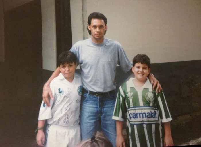 Os pequenos Victor e Felipe com Evair no ano do inesquecível título paulista contra o Corinthians. Foto: arquivo pessoal/torcedores