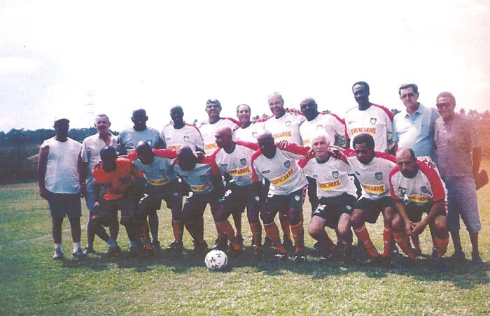 A partir do terceiro em pé, da esquerda para a direita: Orlando Gato Preto, Guaraci, Paes, Cardosinho, Servilio, Deodoro, Badeco, Daniel e Coutinho. Agachados: Luis, Edu Bala, Mutu, Elias, Helinho, Valter, Rodrigues e Wilsinho. Foto enviada por Toninho Becon