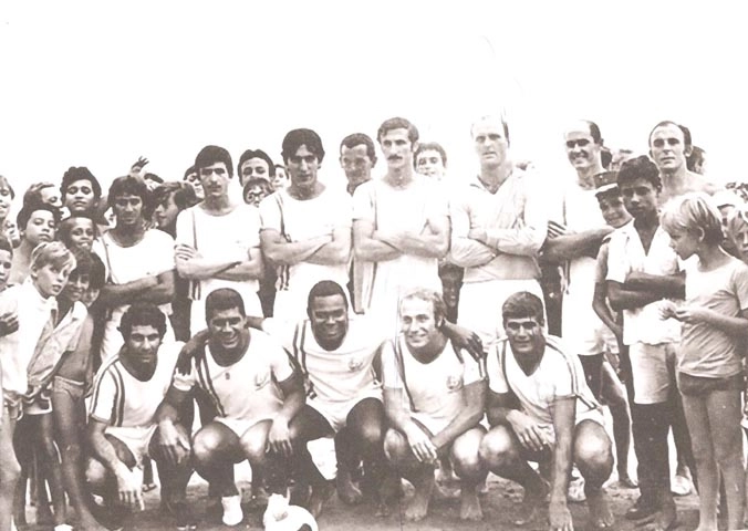 Na equipe do Caravelas Praia Clube, de Santos. Em pé, da esquerda para a direita: Didi, jogador não identificado, Pitico, Orlando Amarelo, Edevar e Marcos. Agachados: Marcos, Cabralzinho, Coutinho, Samarone e Nenê