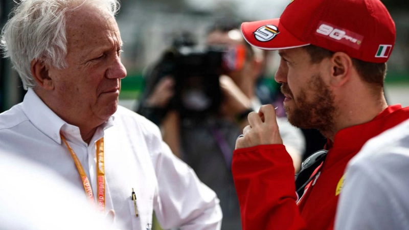 Em 2018, Charlie Whiting e Sebastian Vettel. Foto: FIA/Divulgação