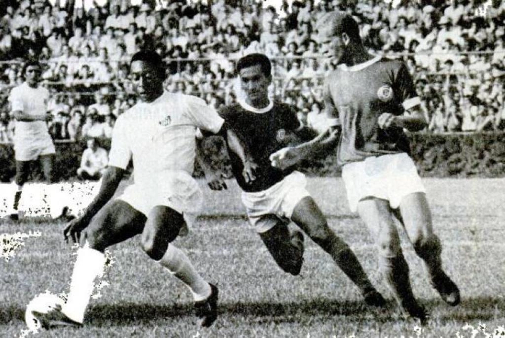 Confronto dos gigantes Santos e Palmeiras em um Pacaembu lotado. Em primeiro plano, Pelé, Dudu e Ademir da Guia. Ao fundo, à esquerda, Oberdan
