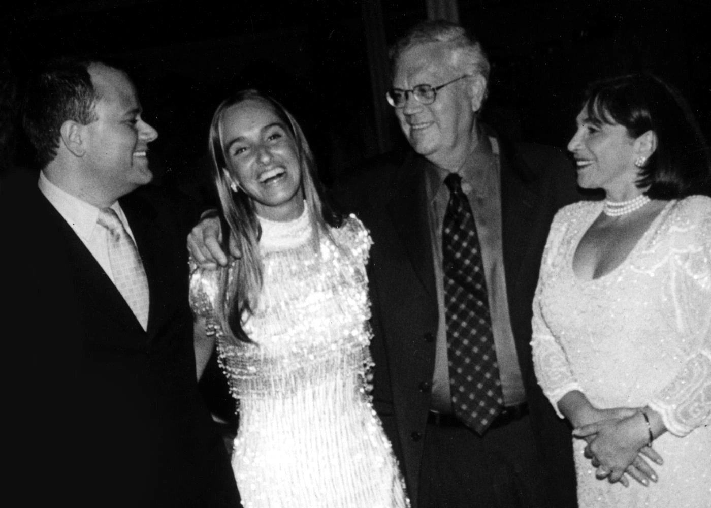 Motivo de alegria para a fam&iacute;lia Beting em 1&ordm; de janeiro de 1999, quando o primog&ecirc;nito Gianfranco se casou com Sharon, no Aeroporto de Congonhas (SP). O casal est&aacute; ao lado de Joelmir e Lucila. Foto: arquivo da fam&iacute;lia Beting