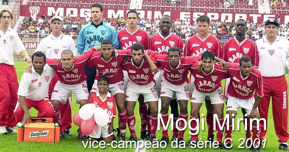 Chicão é o segundo jogador em pé da esquerda para a direita, na equipe do Mogi Mirim que foi vice-campeã da Série C em 2001. Foto: retratonaparede.blogspot.com