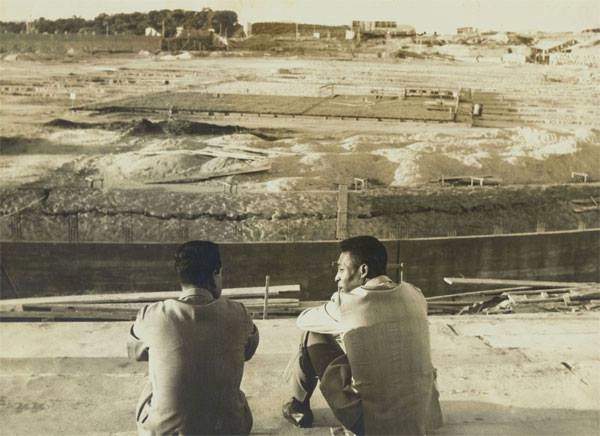 Zito e Pelé, observando a construção do Mineirão, em 1963. Foto: ASSOPHIS (Associação dos Pesquisadores e Historiadores do Santos FC)