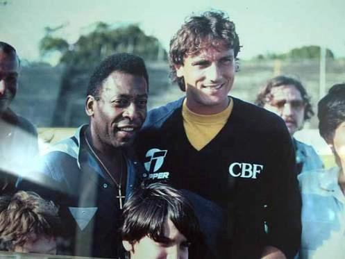 Pelé acompanhando treino da Seleção Brasileira, ao lado do então zagueiro Oscar. 
Foto: Arquivo Pessoal de Oscar
