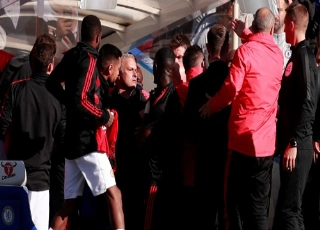 Mourinho parte para cima de rival e precisa ser contido por segurança