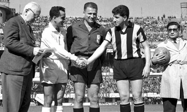 Zito e Gonçalves se cumprimentam antes da final da Copa Libertadores da América de 1962. Foto: ASSOPHIS (Associação dos Pesquisadores e Historiadores do Santos FC)