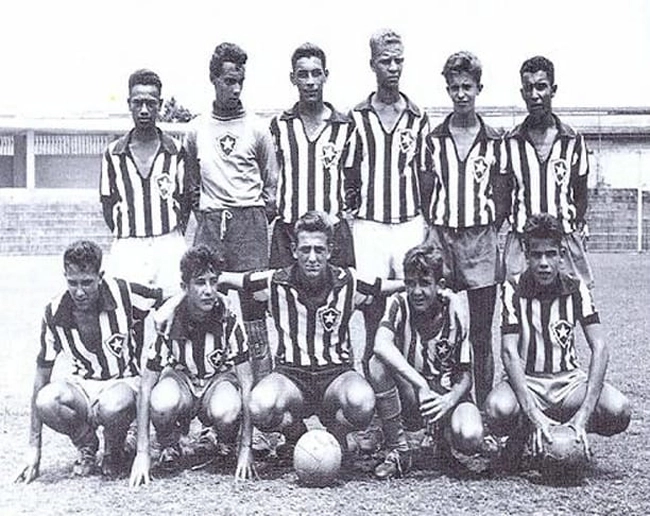 Imagem rara de Ademir da Guia no juvenil do Botafogo, em 1958. Ele é o quarto em pé.