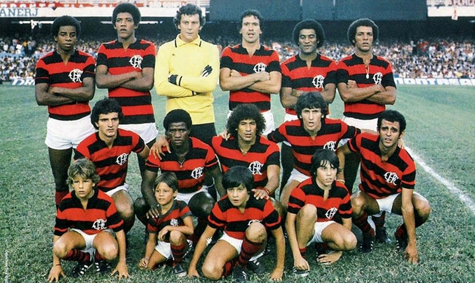 Final do Campeonato Brasileiro, no Maracanã. Flamengo 3 x 2 Atlético-MG, no dia 1 de junho de 1980. Da esquerda para a direita, em pé: Andrade, Marinho, Raul, Rondinelli, Carlos Alberto e Júnior. Agachados: Tita, Adílio, Nunes, Zico, Júlio César Urigeller