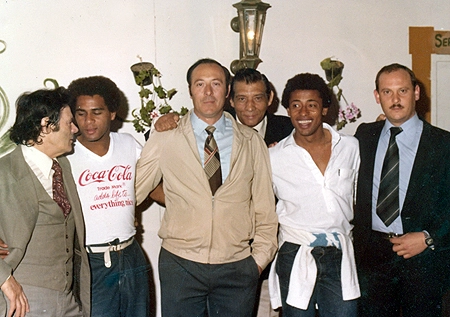 Carlos Alberto Pintinho (o segundo) e César (o quinto), em meio a diretores do Sevilla, na Espanha.