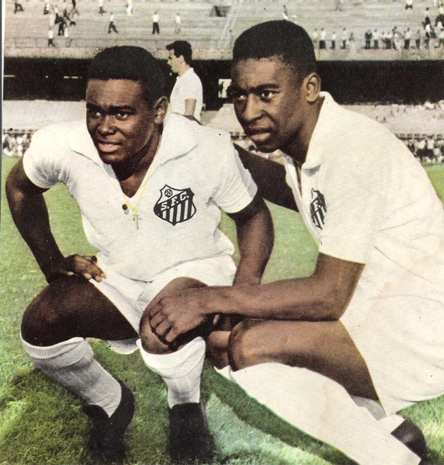 Agachados, da esquerda para a direita, Coutinho e Pelé, dupla marcante do Peixe. Foto: Revista do Esporte