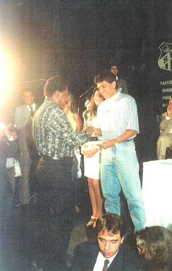 Ídolos do presente, em 1993, entregavam homenagens aos ex-jogadores que conquistaram o bicampeonato mundial: Coutinho recebe o troféu de Guga, com Orlando Duarte, no canto direito da foto, só observando.