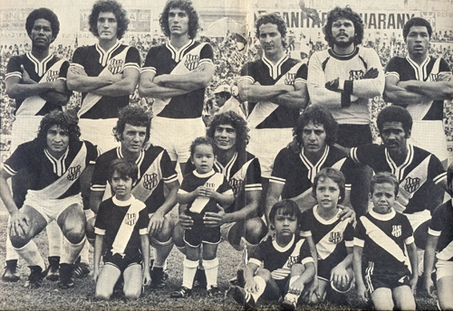 A Ponte Preta da d&eacute;cada de 1970 que tantas alegrias deu a mais fan&aacute;tica torcida do interior paulista. Em p&eacute; vemos Mauro Dias, Polozzi, Oscar, vanderlei, Moacir e Odirlei; ajoelhados est&atilde;o Lucio, Marco Aur&eacute;lio, Parraga, Dic&aacute; e Genau