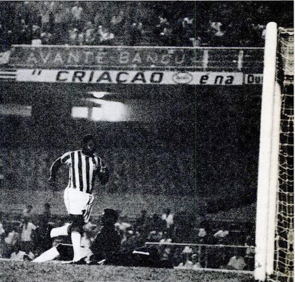 Coutinho jogando pelo Bangu, no Maracanã, em 1969. Ele fez seis partidas e marcou três gols. Mesmo fora de forma ainda mostrou seu talento.