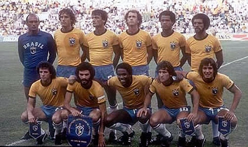 Brasil em 1982. Agachados: Dirceu, Sócrates, Serginho Chulapa, Zico e Éder.

