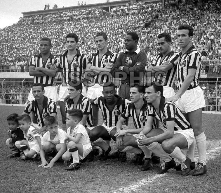 Fioti, Ramiro, Getúlio, Veludo, Zito e Dalmo. Abaixo: Tite, Álvaro, Pelé, Pagão e Pepe, em 1957, na Vila Belmiro. Foto: arquivo pessoal do historiador Wesley Miranda.