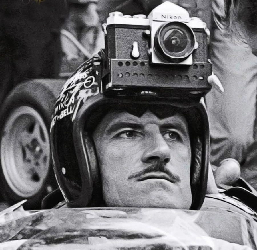 Nos anos 60, com uma câmera fotográfica presa ao capacete. Foto: Divulgação