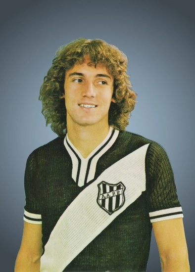 Em 1972 estreou no profissional da Ponte Preta. Na ocasião o time de juniores havia sido liberado para ir para casa, mas Oscar preferiu ficar em Campinas para assistir ao jogo A. A. Ponte Preta X Santos F. C. O zagueiro do time principal não renovou o contrato, então Oscar o substituiu e fez isso com tanta competência que manteve-se dono da camisa 3 da Macaca por 8 anos