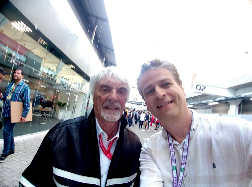 Bernie Ecclestone e o jornalista Marcos Micheletti em 16 de novembro de 2019, em Interlagos, véspera do GP do Brasil de Fórmula 1. Foto: arquivo pessoal de Marcos Micheletti