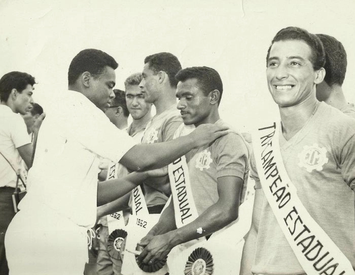 Na partida amistosa entre Santos e Metropol, os jogadores do Peixe colocaram a faixa nos atletas tricampeões paranaenses: sorrindo muito, Jairton está em primeiro plano, seguido por Pedrinho que recebe as congratulações de Coutinho, e o terceiro, da direita para a esquerda é Nilzo 