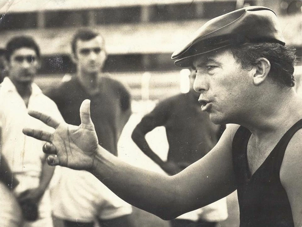Ao fundo, aparecem Rogério e Paulo Davoli. À frente, passando instruções, está Júlio Mazzei
