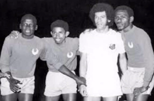 Carlos Alberto Torres e jogadores do Zaire. Foto: reprodução