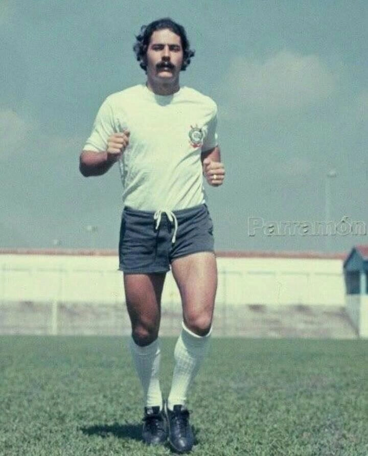 Rivellino com o uniforme do Corinthians no Parque São Jorge